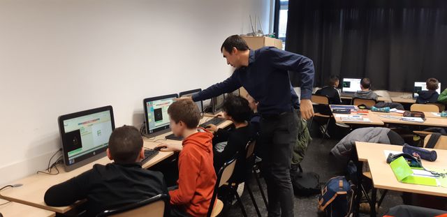 Pour enseigner différemment, Nicolas Lemoine voudrait s'inspire de ce qui se fait à l'école primaire pour l'appliquer à ses classes en collège notamment en rapprochant les mathématiques du quotidien et du réel des élèves