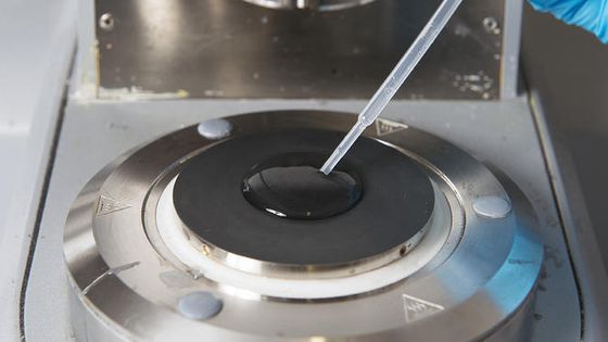 Rhéomètre : instrument permettant d’observer le comportement des fluides complexes sous l'action de contraintes physiques maîtrisées, afin de comprendre les propriétés de gélification d’1 formulation complexe modélisant ici 1 pansement ophtalmique - Cyril FRESILLON/CNRS Photothèque
