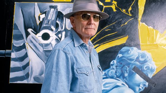 Jacques Monory pose dans son atelier avec ses peintures lors d'une séance de portraits le 12 septembre 1997 à Paris. ©Getty - Ulf Andersen / Hulton archives