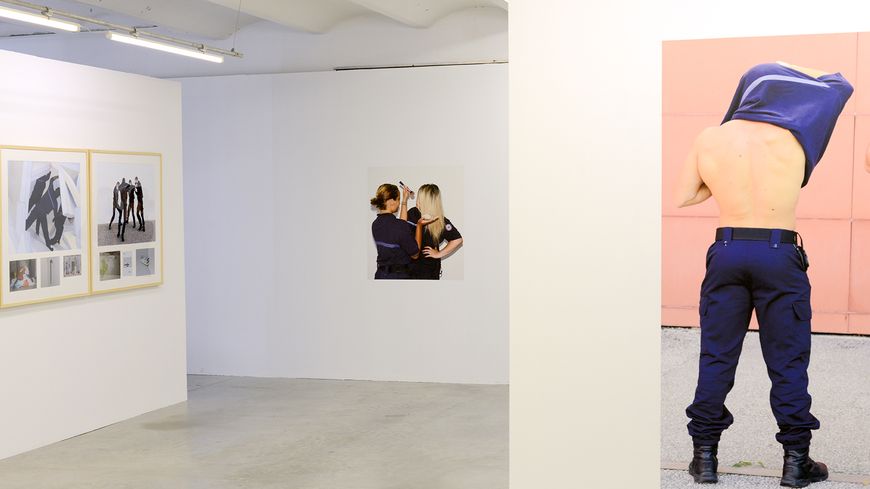 Un oeil sur le dos - Sans titre (deux surveillantes se maquillant) (2019) 100 x 90 cm