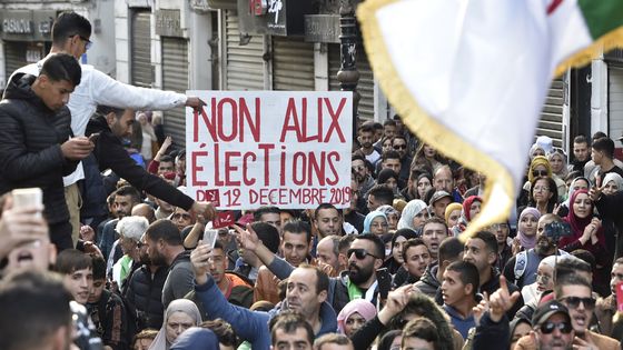 Manifestation le 10 décembre 2019 à Alger contre la tenue des élections prévues deux jours plus tard ©AFP - Ryad Kramdi