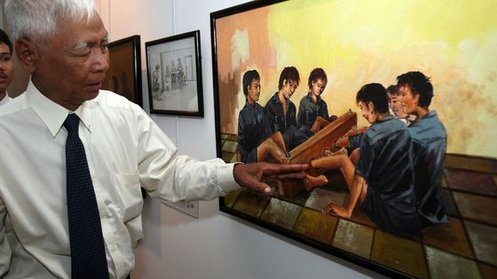 Vann Nath (décédé en 2011), écrivain et peintre cambodgien ayant survécu à son séjour dans la prison des Khmers rouges, Tuol Sleng autrement nommée S-21, lors d'une exposition de ses dessins (2007). ©AFP - © TANG CHHIN SOTHY