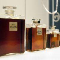 4 bouteilles de N°5 de Chanel présentées à l'exposition "Chanel" au Metropolitan Museum of Art de New York en 2005