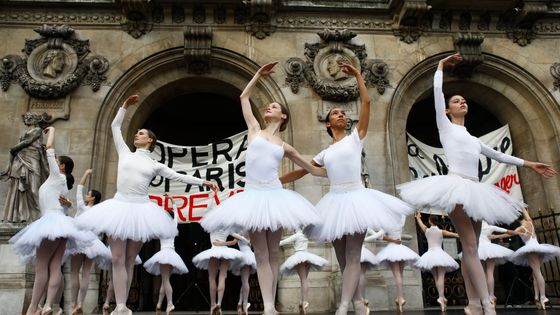 Les danseuses de l'Opéra national de Paris dansent des extraits du Lac des Cygnes devant le parvis de l'Opéra Garnier dans le cadre de la grève ©Maxppp - Olivier Corsan