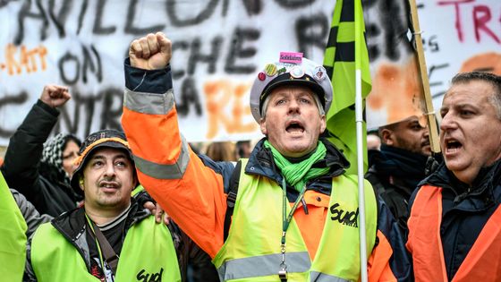 A Paris, 800 gilets jaunes se sont joints au cortège à l'appel des syndicats ©AFP - Stéphane De Sakutin