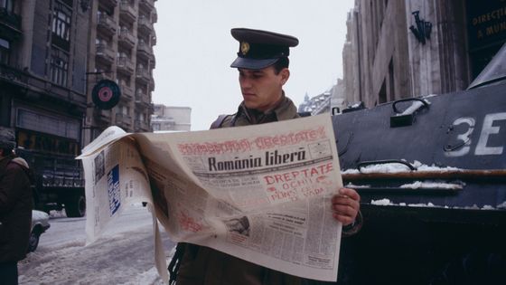 Dans les rues de Bucarest, après la chute du régime, le 31 décembre 1989 ©Getty - Patrick ROBERT/Sygma