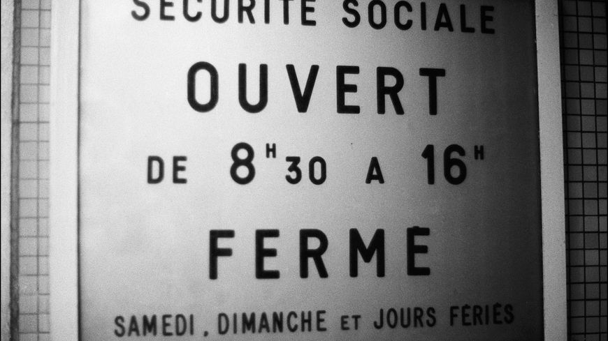 Un centre de sécurité sociale en France en décembre 1975.