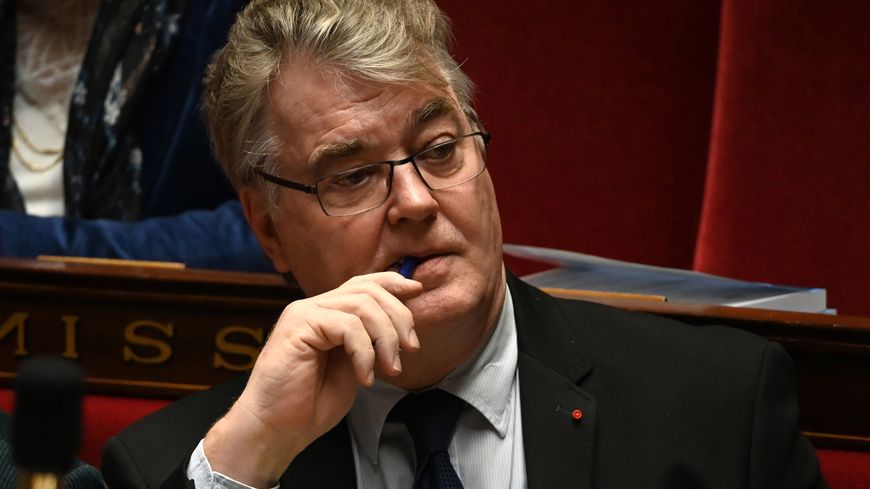 L'accumulation des mandats de Jean-Paul Delevoye pose question.