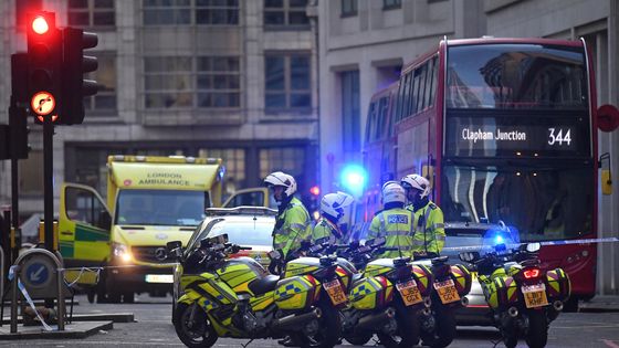 Policiers et ambulance dans la rue Gracechurch, bloquée après l'événement de ce vendredi. ©Maxppp - Kirsty O'Connor