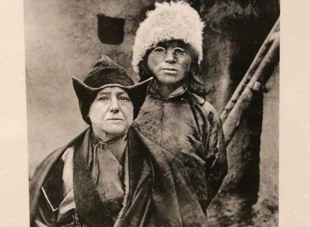 Alexandra David-Néel et son guide Yougden lors d’un de leurs voyages au Tibet, exposition au musée Guimet