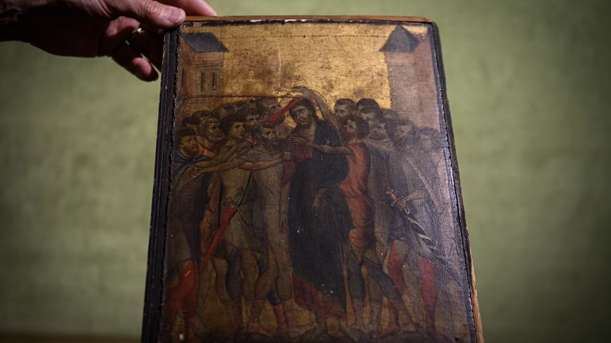 "Le Christ moqué" est l'un des rares tableaux connus de Cenni di Pepo, dit Cimabue, peintre majeur de la pré-Renaissance italienne.