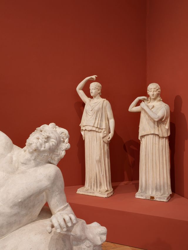Satyre ivre de Naples et Danseuses d’Herculanum, XVIIIe siècle, plâtres qui ont été réalisés d’après des bronzes découverts à Herculanum dans les années 1760