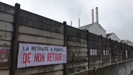 affiche contre la retraite à points posée devant l'usine Renault au Mans le 12 décembre 2019 ©Radio France - Alexandre Chassignon