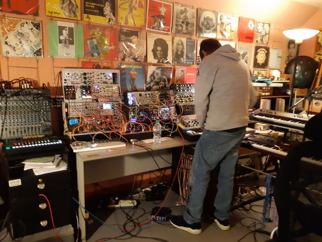 Loik Dury du duo Kraked Unit dans son studio d'enregistrement