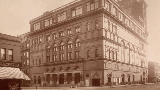 Vue de Carnegie Hall en 1895 / Le Carnegie Hall de New-York, par Mildred Clary (1992) ©Getty - Museum of the City of New York/Byron Collection