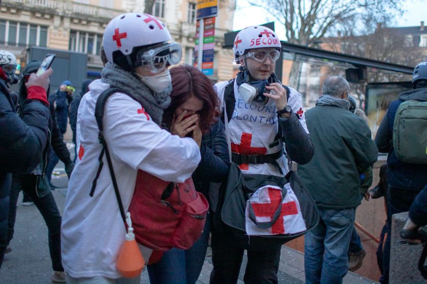 Des "street medics" accompagnent une manifestante touchée par des gaz lacrymogènes, lors de manifestations à Toulouse.