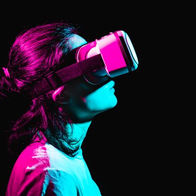 La réalité virtuelle et les expériences de réalité augmentée sont de plus en plus utilisées par les lieux culturels afin de proposer une nouvelle approche de l’art et du patrimoine aux visiteurs.