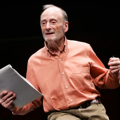 Michel Vinaver lors du filage de sa pièce "A la renverse", le 31 mars 2006 sur la scène du théâtre Artistic Athévains à Paris.