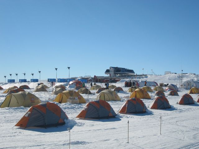 À Usteinen (Antartica), devant la station polaire belge Princess Elisabeth, un village de tentes où les scientifiques dorment