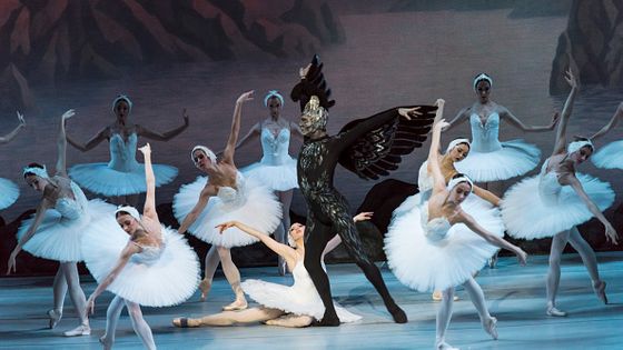 Les danseuses russes Viktoria Tereshkina (au sol, dans le rôle de "Odette-Odile") et Andrei Yermakov (dans le rôle de "Rothbart, le méchant magicien") jouent dans le film "Swan Lake" de Peter Ilyich Tchaikovsky avec une chorégraphie et une mise en sc ©Getty - Jack Vartoogian