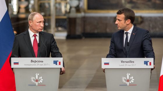 Vladimir Poutine et Emmanuel Macron lors d'une conférence de presse à Versailles, à l'occasion de la visite du Président russe en 2017. - Julien Mattia / Le Pictorium