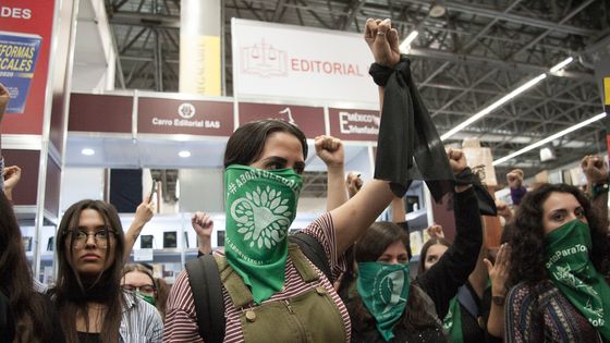 Des manifestantes protestent contre les violences faites aux femmes à la Foire international du Livre de Gualadajara - 6 décembre 2019, Getty