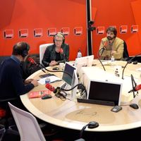 De gauche à droite : Jacques Monin, Élise Lucet, Fabrice Arfi, Luc Bronner et Jacques Trentesaux