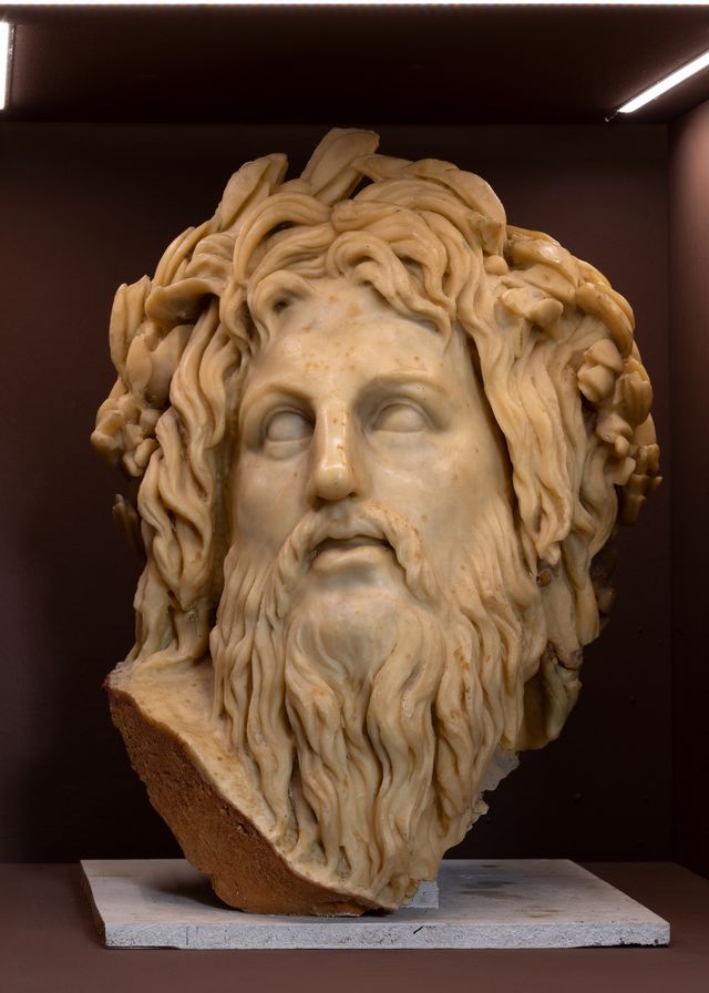 Le Tibre : l’original en marbre, a été réalisé d’après un marbre du IIe siècle apr. J.-C, cette cire en principe n’est jamais conservée car s’agissant d’une étape intermédiaire dans l’opération de moulage en bronze, elle est en principe fondue