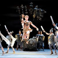 "Spartacus" à Londres. Alexander Volchkov dans le rôle de Crassus avec les artistes de la compagnie dans la production du "Spartacus" de Yuri Grigorovich par le Ballet du Bolchoï au Royal Opera House à Covent Garden à Londres