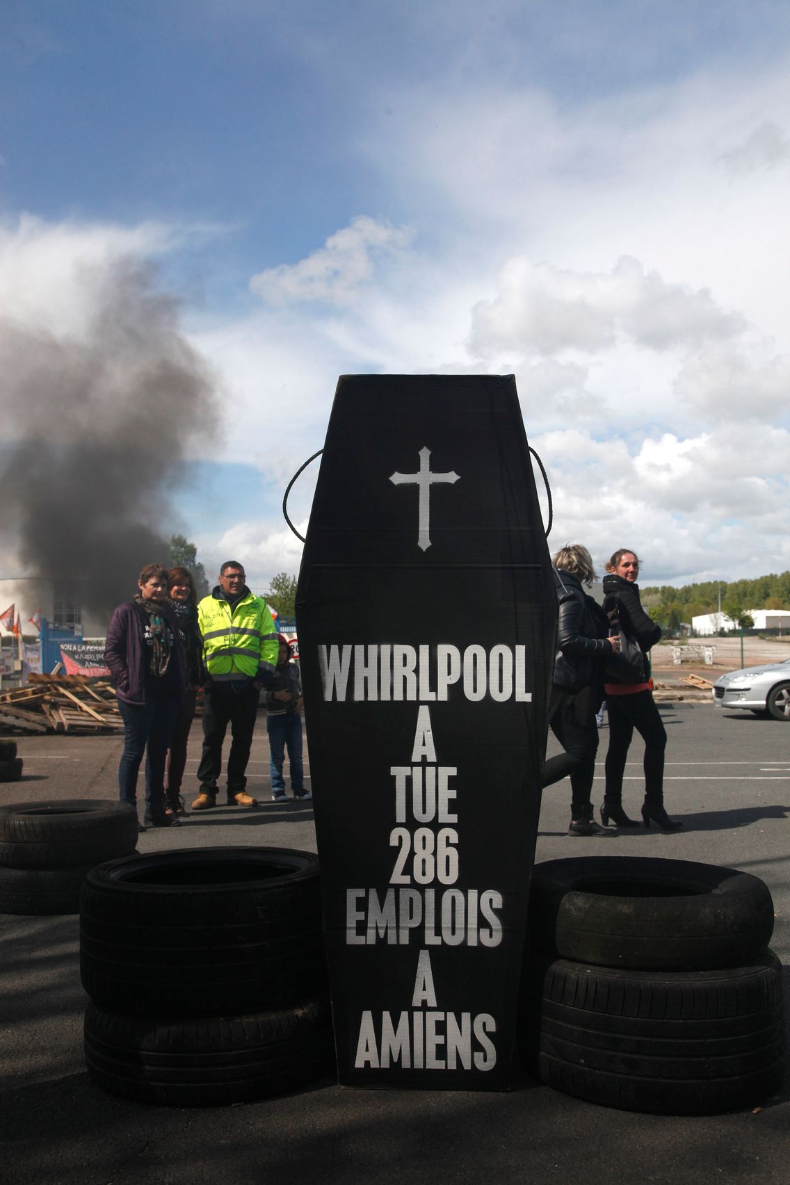 Le candidat à l'élection présidentielle française Emmanuel Macron rencontre les employés de grève de Whirlpool le 26 avril 2017 à Amiens