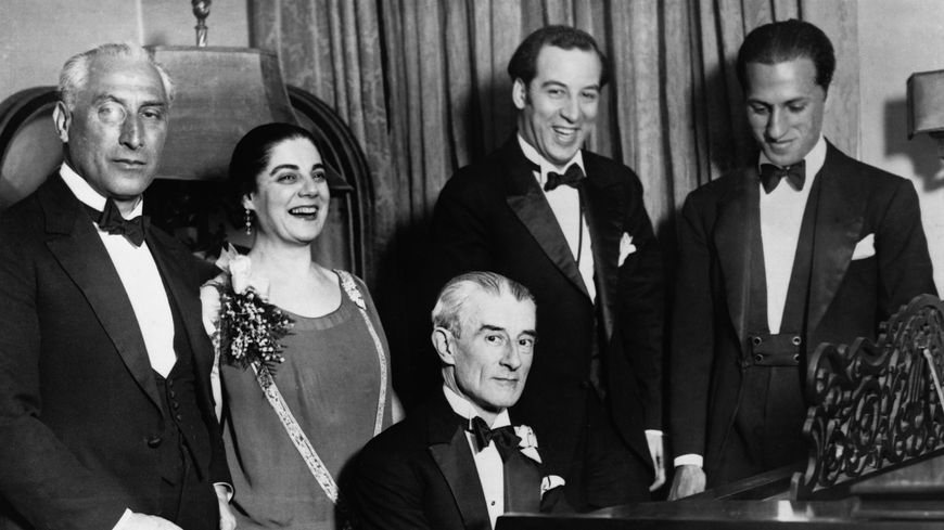 George Gershwin (droite) avec Maurice Ravel (au piano) en 1928