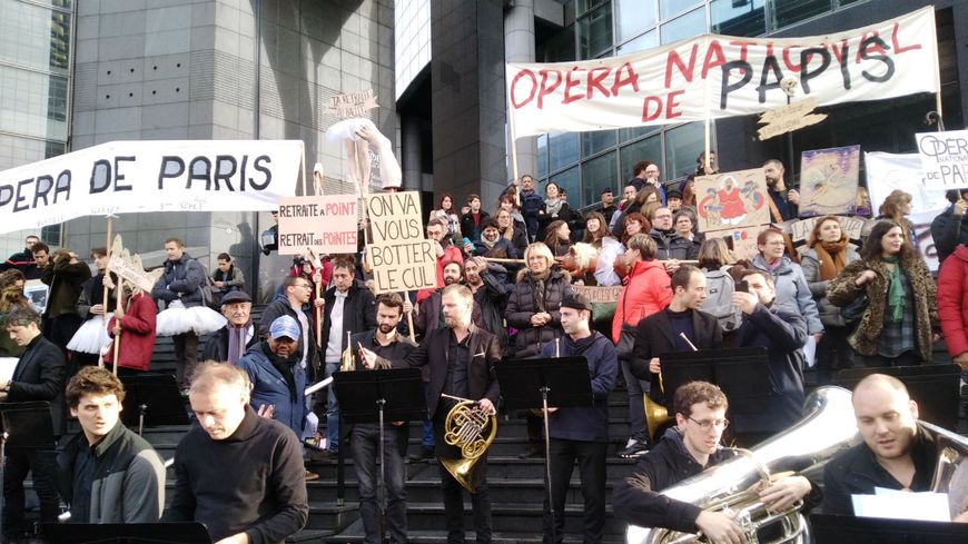 Les danseurs et les musiciens de l'Opéra de Paris rassemblés à Bastille pour manifester contre la réforme des retraites, le 17 décembre 2019