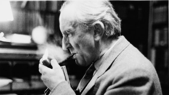 John Ronald Reuel Tolkien en décembre 1955, dans son bureau au Merton College, Oxford, où il enseigna de 1945 à 1959 ©Getty - Haywood Magee/Picture Post/Hulton Archive/Getty Images