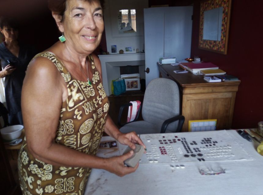 Corinne Mangin en plein façonnage de pièces de bijoux