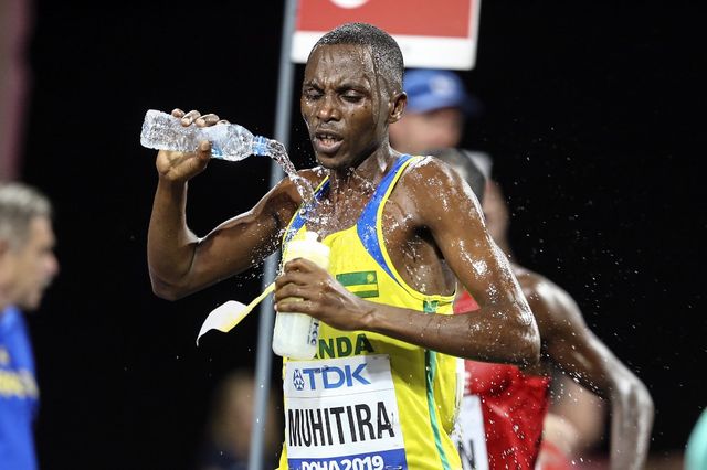 Le Rwandais Felicien Muhitira se rafraîchit à l'eau pendant le marathon de Doha