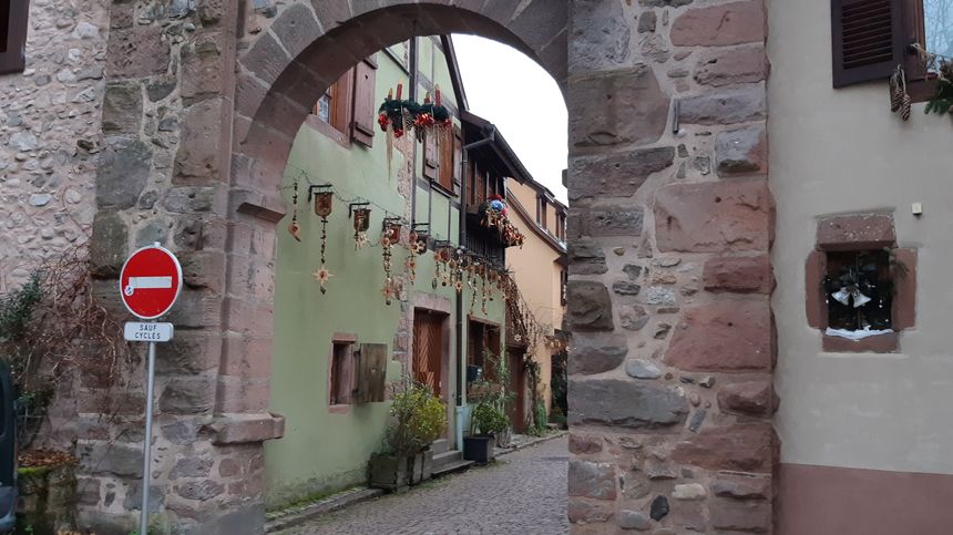 Passé la porte des Pucelles, la maison de Dominique Torresani, réparateur de crèches