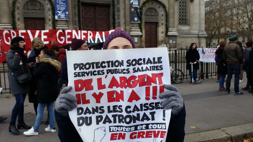 Maïté, éducatrice spécialisée, croisée dans le cortège du 10 décembre