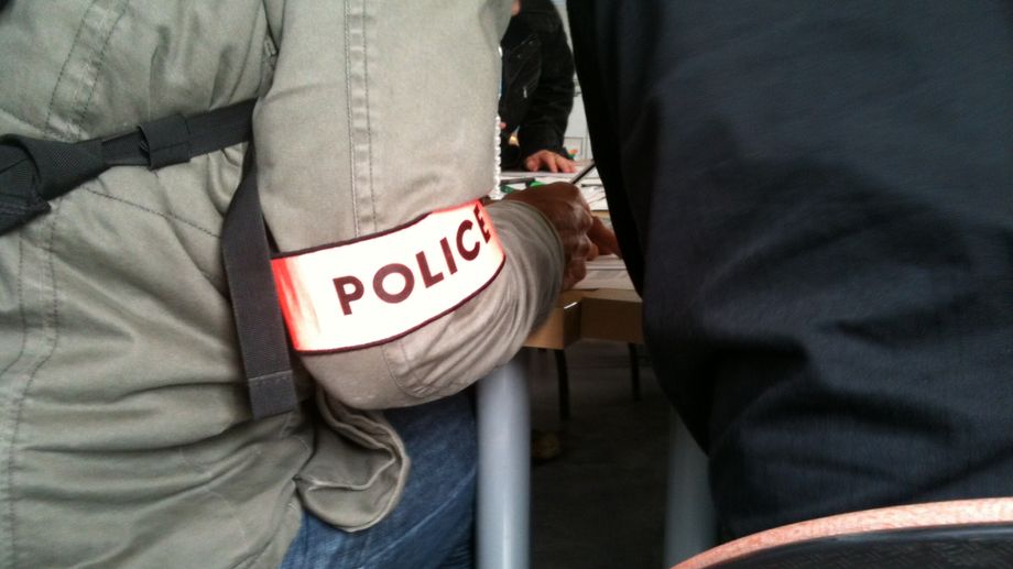 Dans un bar de Laval, un client port� sur la bouteille menace de mort des policiers et leur crache dessus