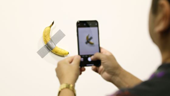 La banane de Maurizio Cattelan, "Comedian", présentée par la galerie Perrotin à Art Basel Miami 2019. ©AFP - CINDY ORD / GETTY IMAGES NORTH AMERICA