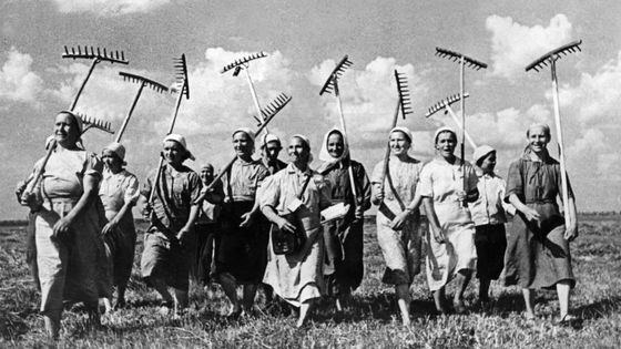 Groupe de fermières en 1940 : quand les hommes sont au combat, les femmes travaillent ©Getty - Sovfoto