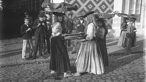 Marchandes de poissons à Lisbonne (entre 1905 et 1915) - Charles Chusseau-Flaviens, Musée George Eastman