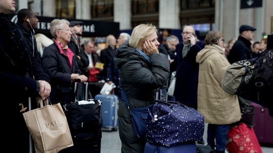 Des voyageurs à la Gare de Lyon lors du seizième jour de grèves, le 20 décembre 2019 ©AFP - MARTIN BUREAU