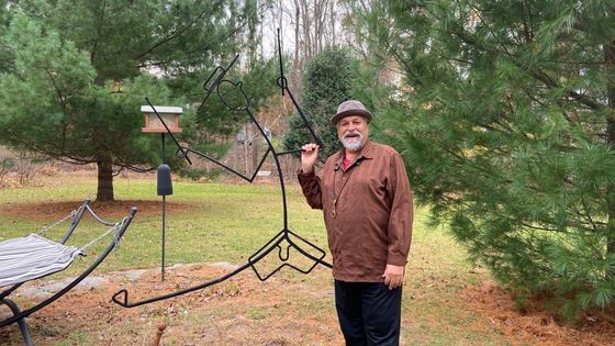 Joe Lovano dans son jardin, avec une sculpture représentant Paul Motian ©Radio France - Alex Dutilh