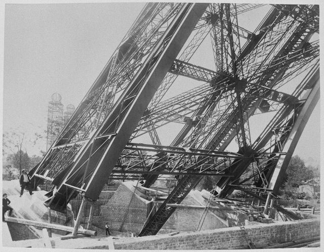 Culée d'une pile de la tour Eiffel en 1888 - frères Neurdein