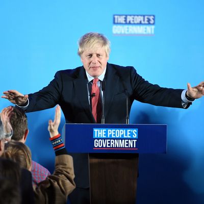 Boris Johnson, victorieux, s'exprime devant ses électeurs le 13 décembre dernier.