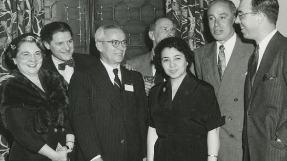 Vivant à New-York (USA) Maria Grever s'est fait beaucoup d'amis de la scène artistique: Clotilde Arias, James Michener... - Smithsonian | Albert Small Documents Library