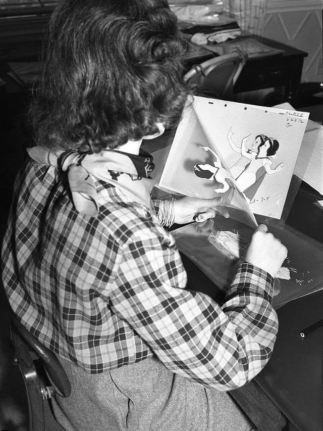 Une animatrice de Disney travaille sur une image du dessin animé "Blanche Neige"