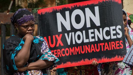 Manifestation en juin devant le palais de Justice de Ouagadougou pour exiger "vérité et justice" pour les victimes de Yirgou, au nord du Burkina Faso. Des représailles contre les Peuls, après un attentat terroriste, y ont fait au moins 49 morts. ©AFP - Olympia De Maismont