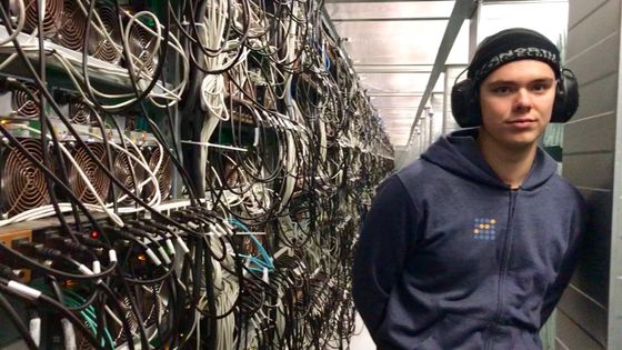 Isak, travaille dans la maintenance d'un data center, il ne fait pas de minage, cela coûte trop d’électricité ©Radio France - Giv Anquetil