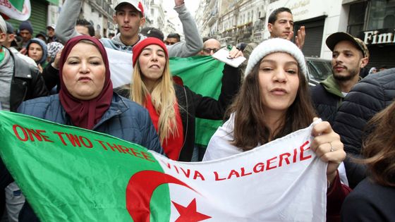 Les Algériens ont manifesté au lendemain de l'élection du nouveau président Abdelmedjid Tebboune, pour un 43e vendredi de mobilisation. ©Maxppp - Adel Sehrei